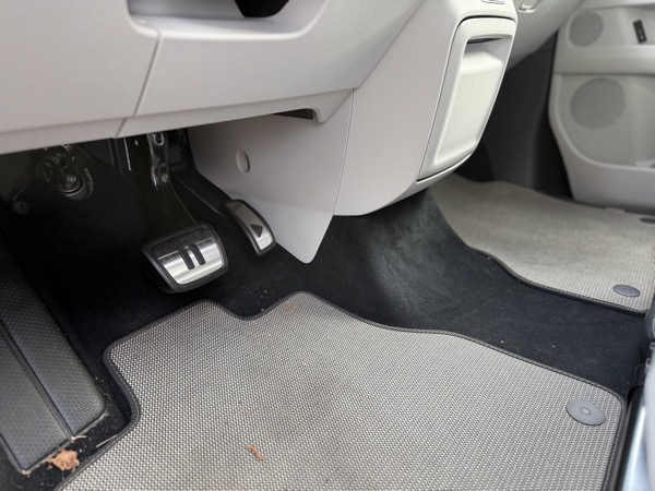 the brake and accelerator pedals in the ID. Buzz have pause and play icons on them