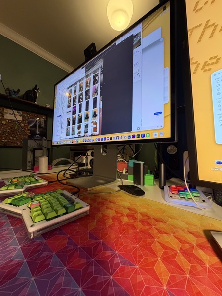 portrait of the Kuycon G32P on my desk